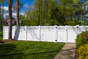 Lattice top vinyl fence